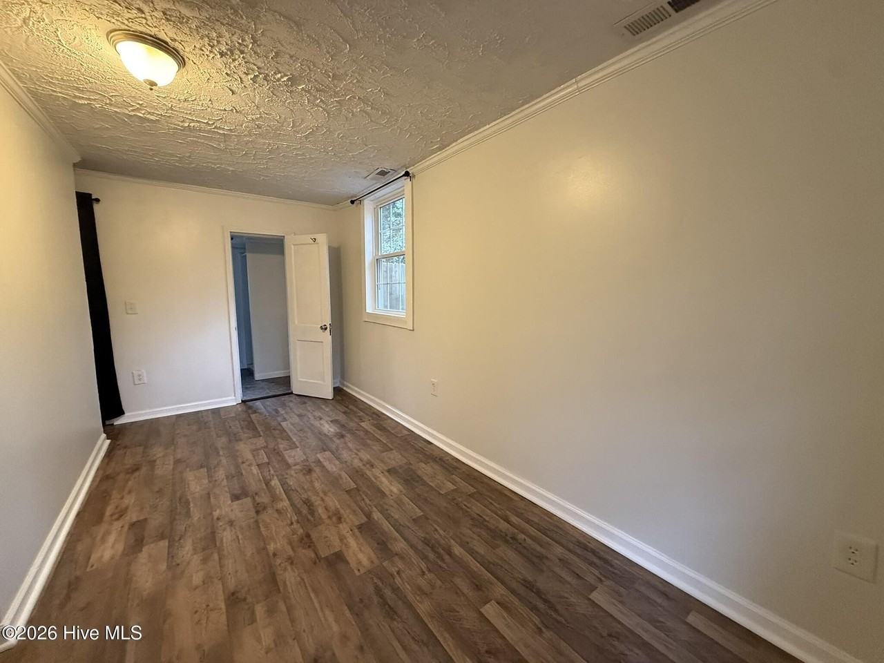 235 N Pecan St - Photo 5 of 18