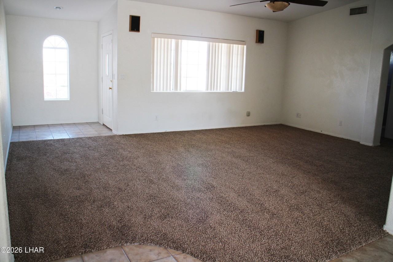 906 Desert View Dr - Photo 4 of 6