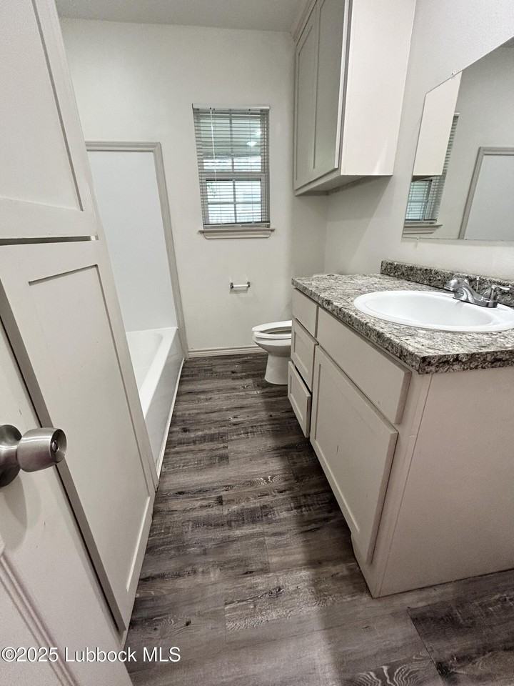 1912 21st St - Photo 5 of 9