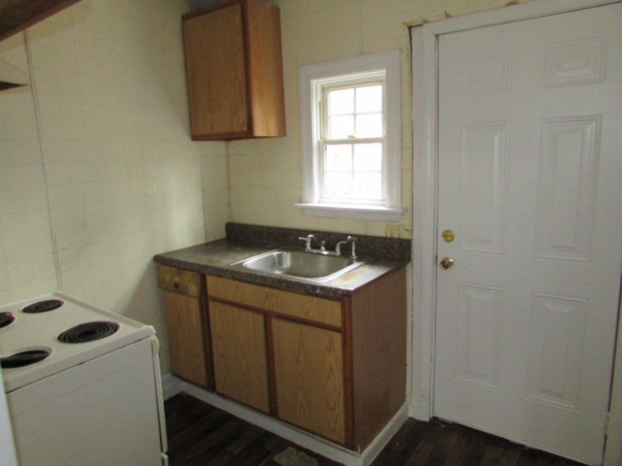 520 E Charlotte Ave - Photo 4 of 6