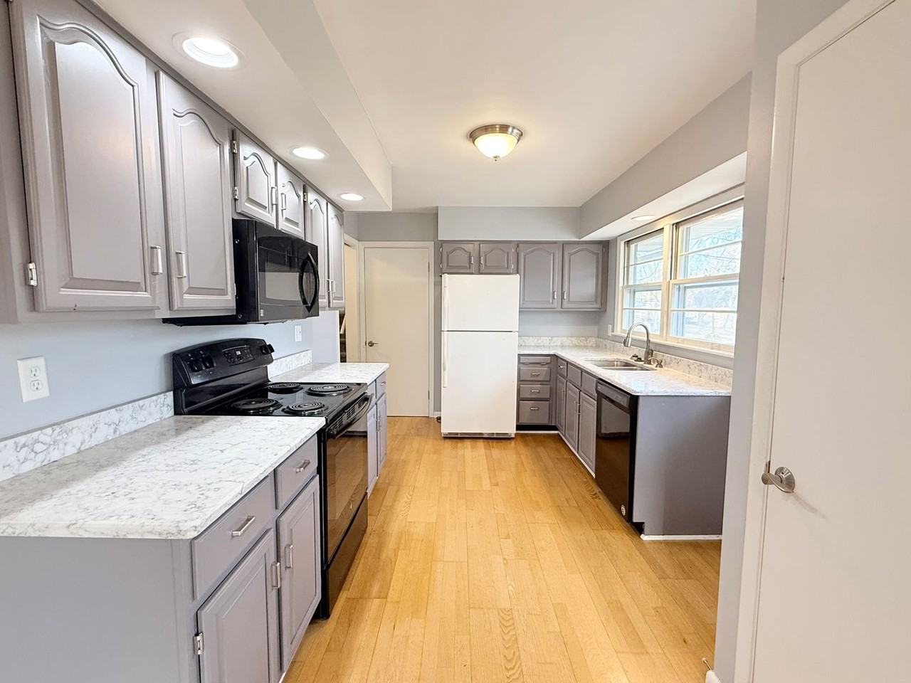 1406 Maplewood Dr - Photo 2 of 13