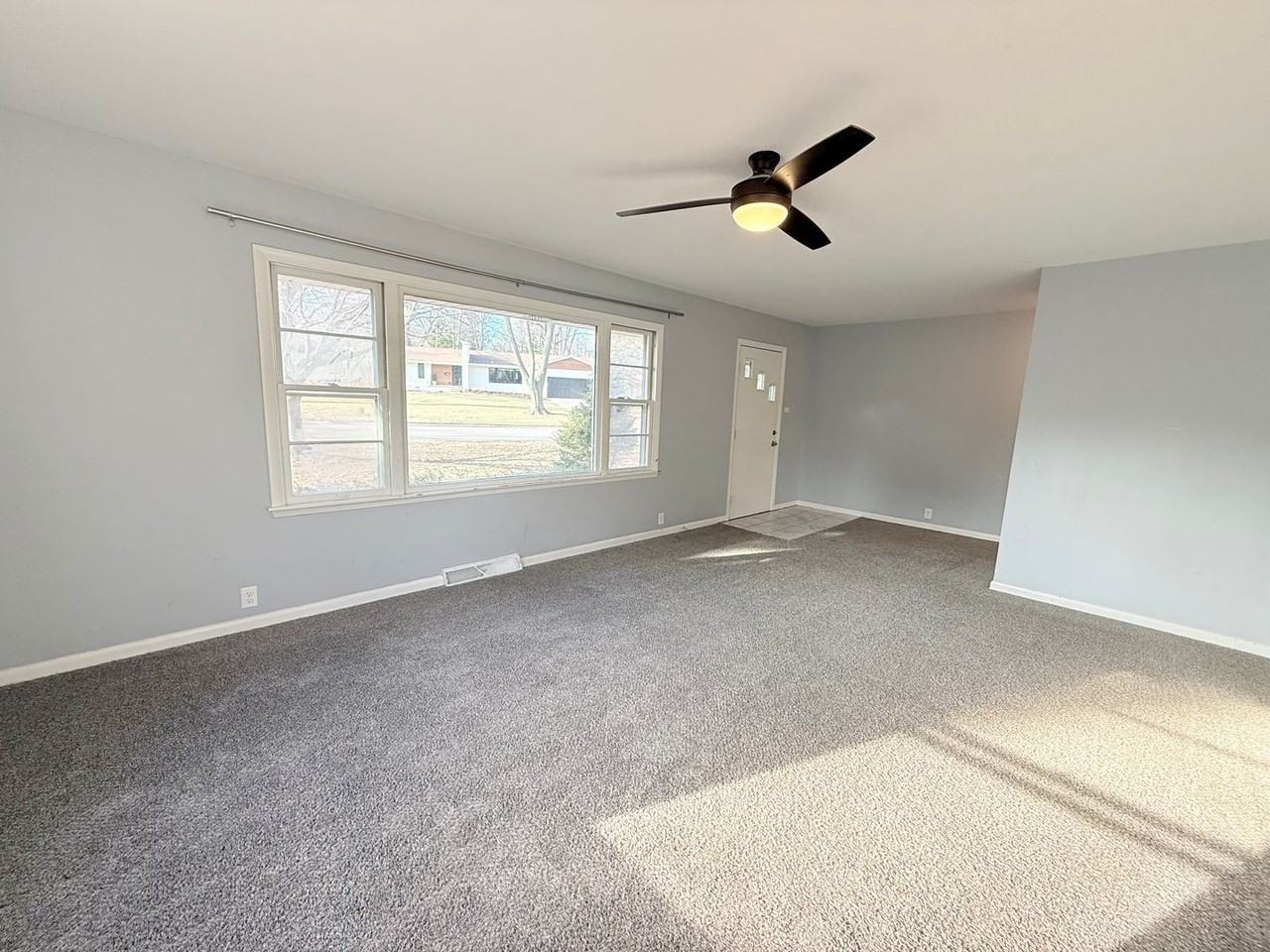 1406 Maplewood Dr - Photo 4 of 13