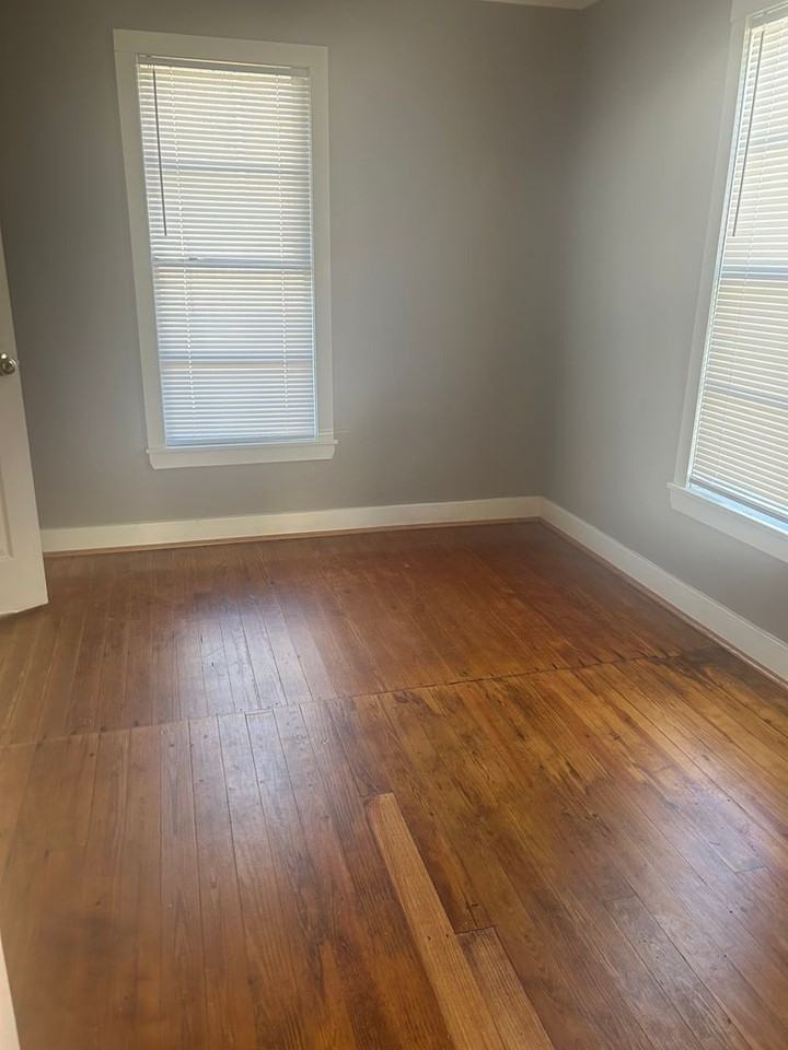 1009 W 47th St - Photo 2 of 11