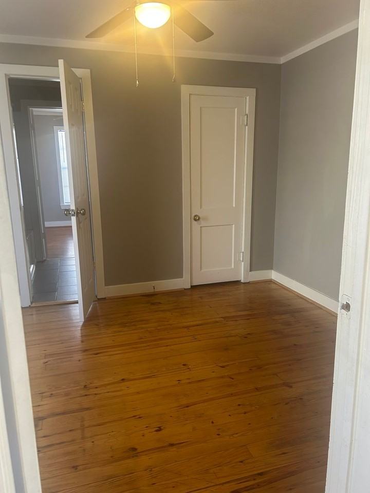 1009 W 47th St - Photo 3 of 11