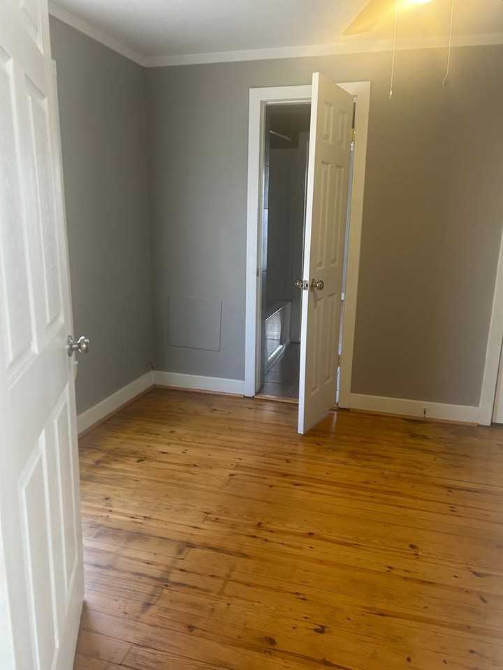 1009 W 47th St - Photo 4 of 11