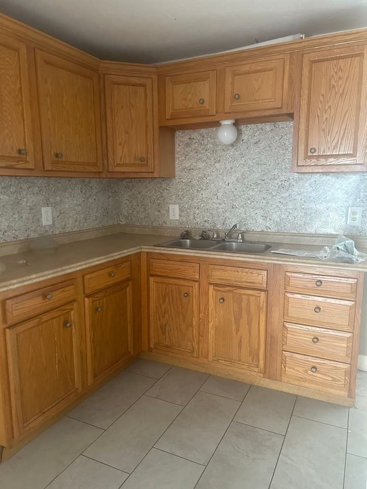 1009 W 47th St - Photo 5 of 11