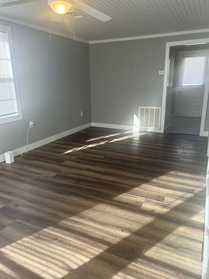 1009 W 47th St - Photo 6 of 11