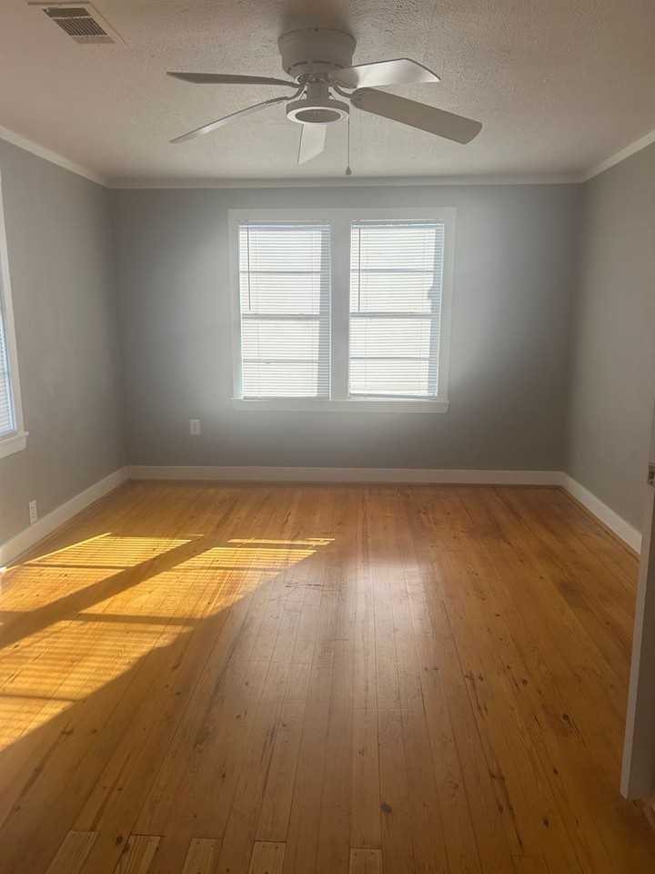 1009 W 47th St - Photo 7 of 11