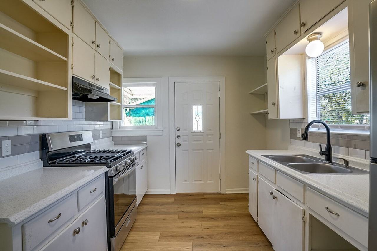 2933 Moss St - Photo 6 of 20