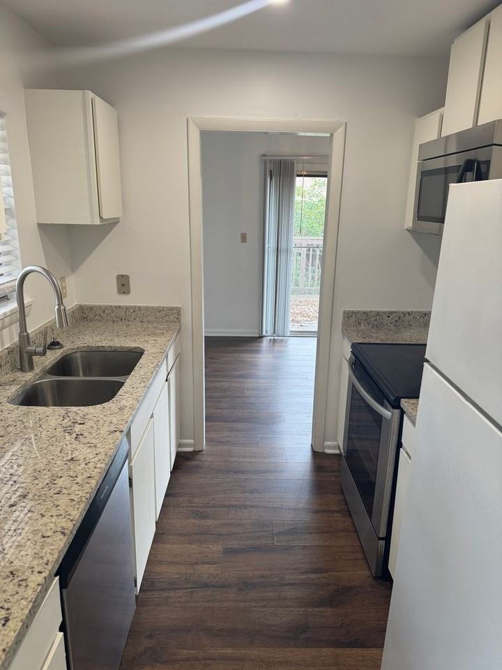 407 Westwood Dr - Photo 3 of 10