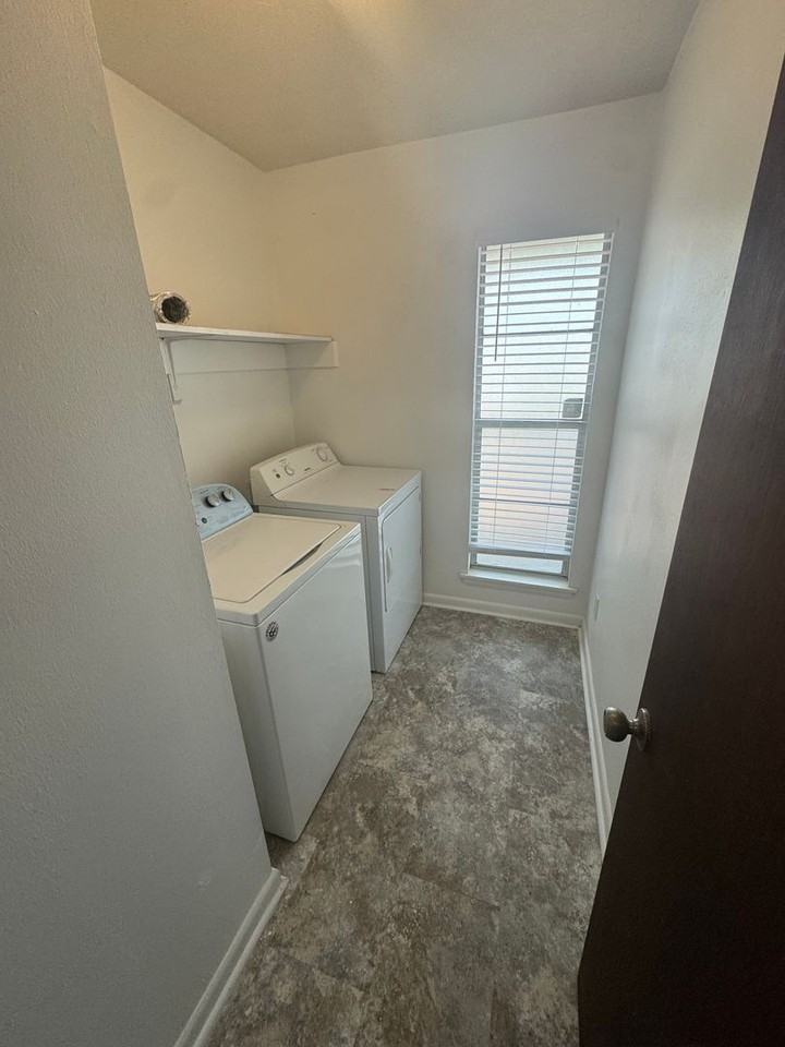 407 Westwood Dr - Photo 4 of 10