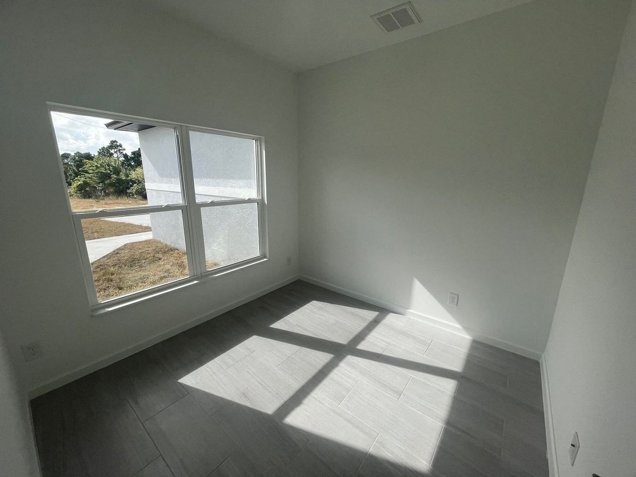 636 Parker Ave S - Photo 3 of 18