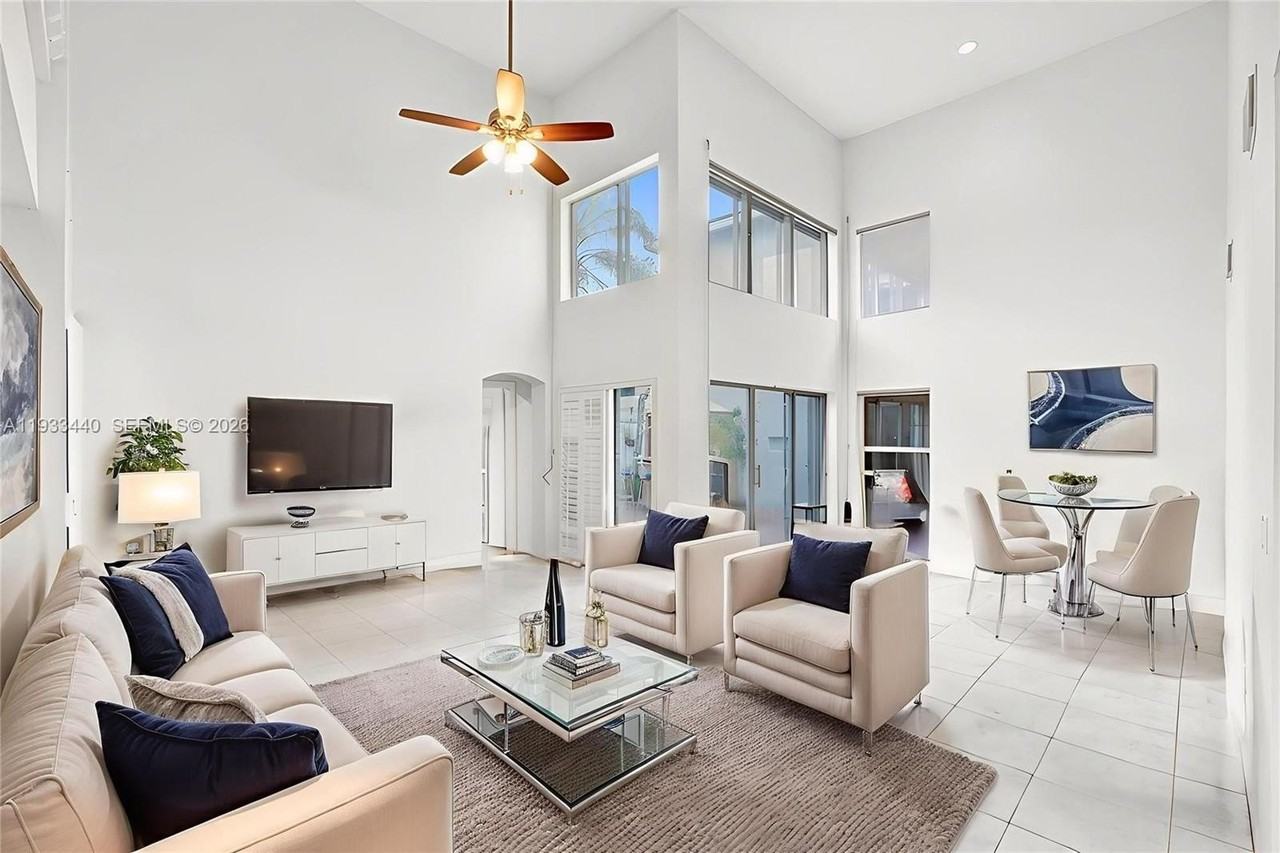 1046 Satinleaf St - Photo 3 of 50