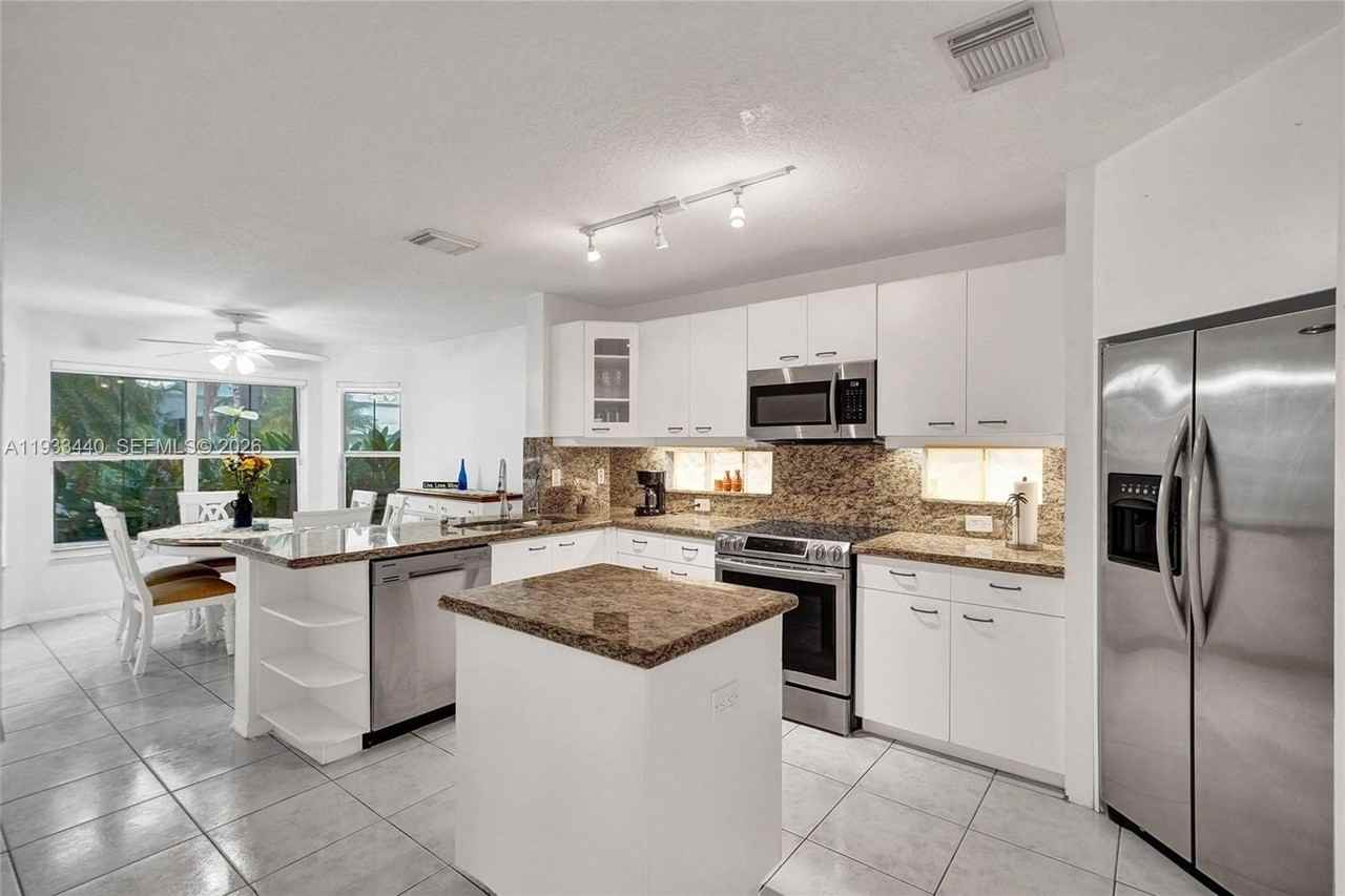 1046 Satinleaf St - Photo 4 of 50