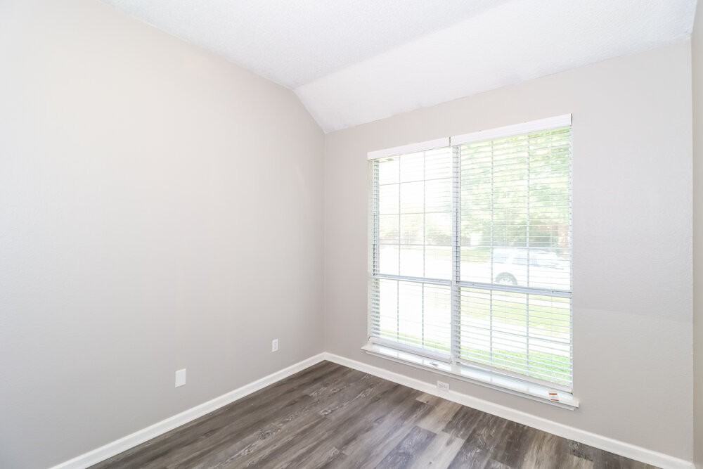 2407 Springfield Dr - Photo 4 of 16