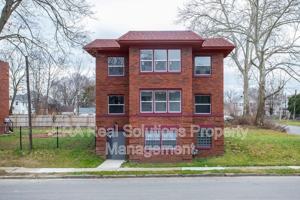 featured image of 1092 Oakwood Ave