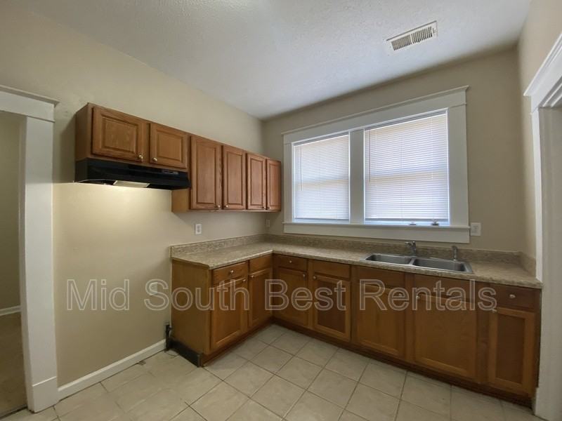 893 N Willett St - Photo 3 of 15