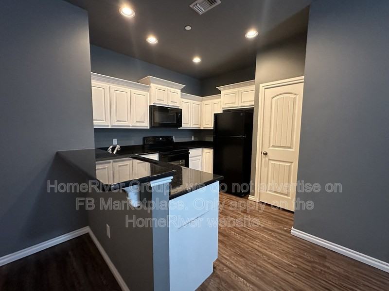 1031 Sw 92nd St - Photo 4 of 17