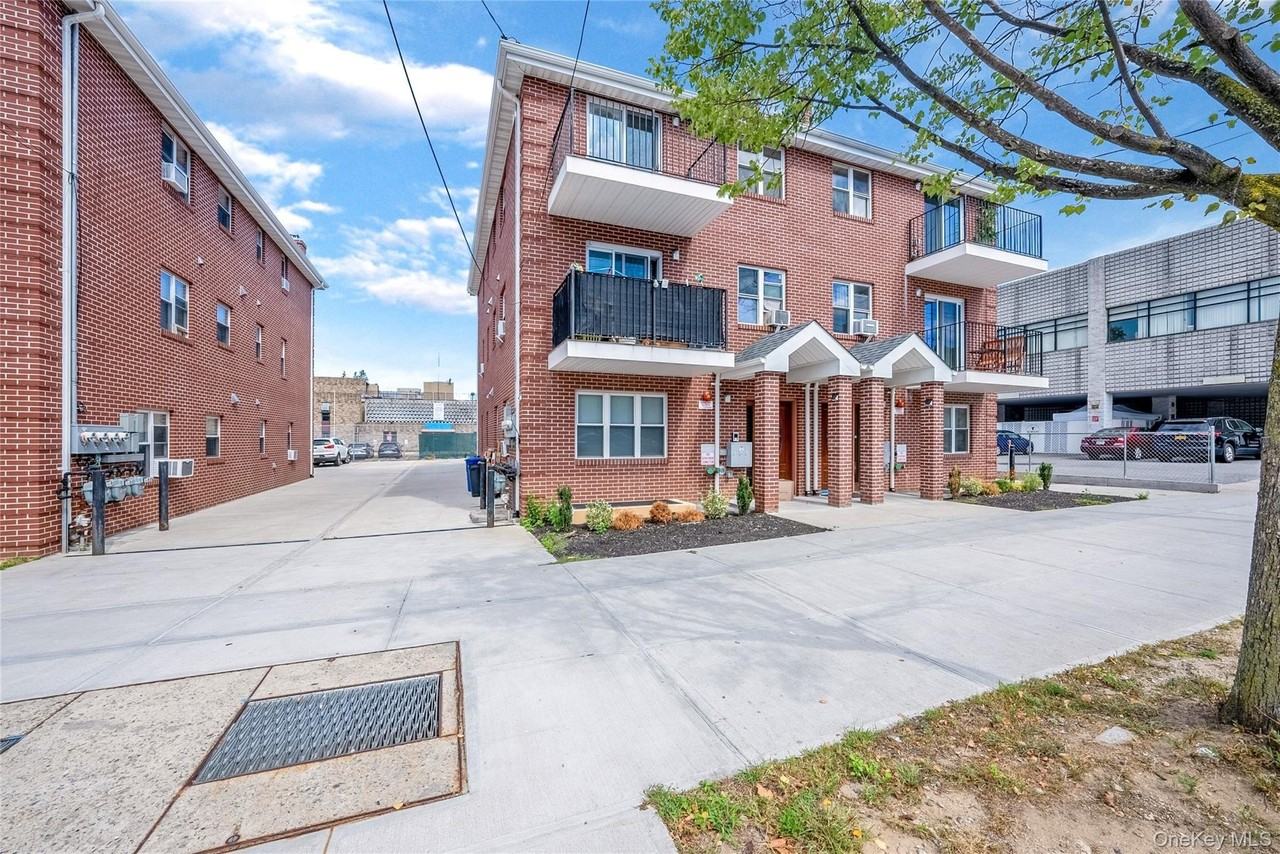 22009 64th Ave Apt 1 - Photo 2 of 24