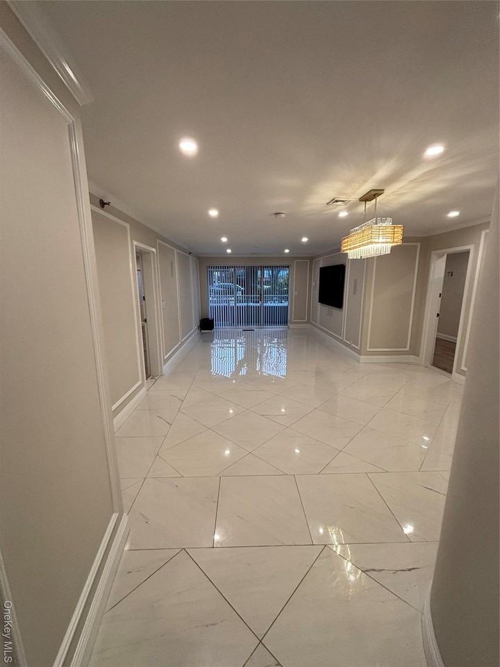 100 Cuttermill Rd Apt 1b - Photo 3 of 16