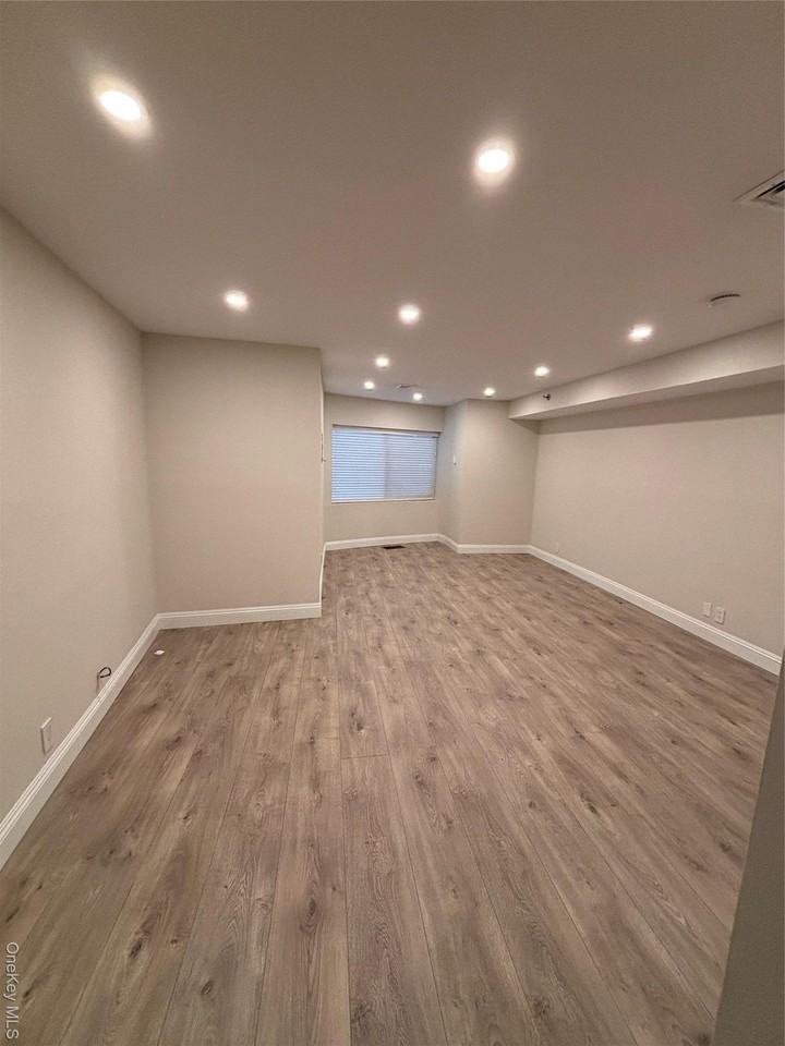 100 Cuttermill Rd Apt 1b - Photo 4 of 16