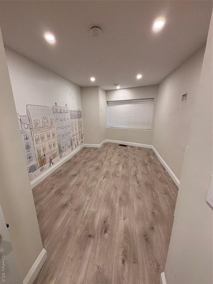 100 Cuttermill Rd Apt 1b - Photo 5 of 16