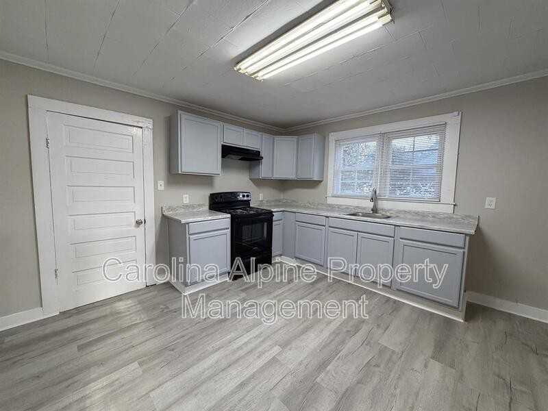 627 W Kerr St #A - Photo 3 of 19