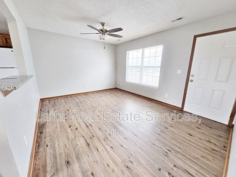 422 S Johnson Dr - Photo 2 of 7