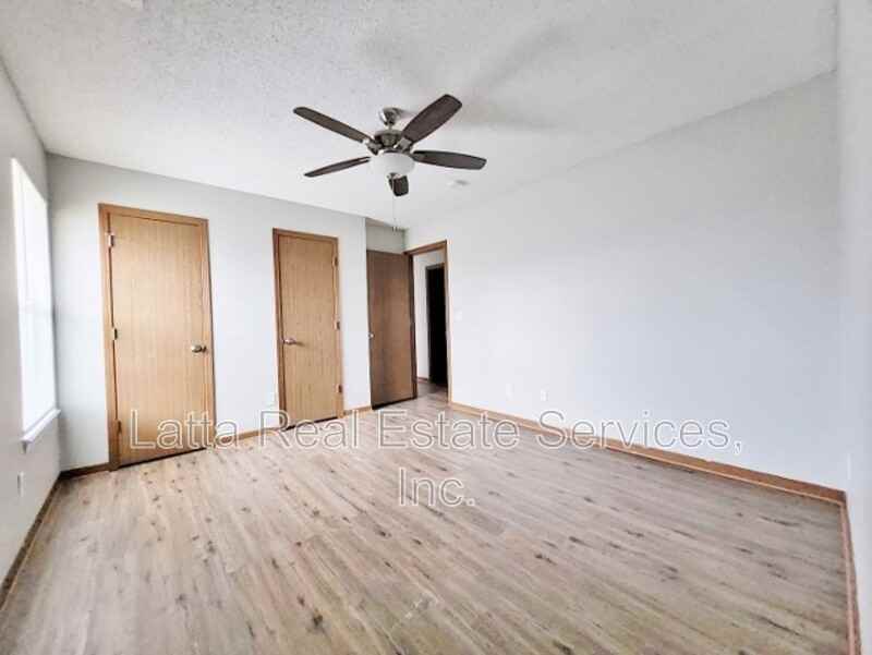 422 S Johnson Dr - Photo 5 of 7