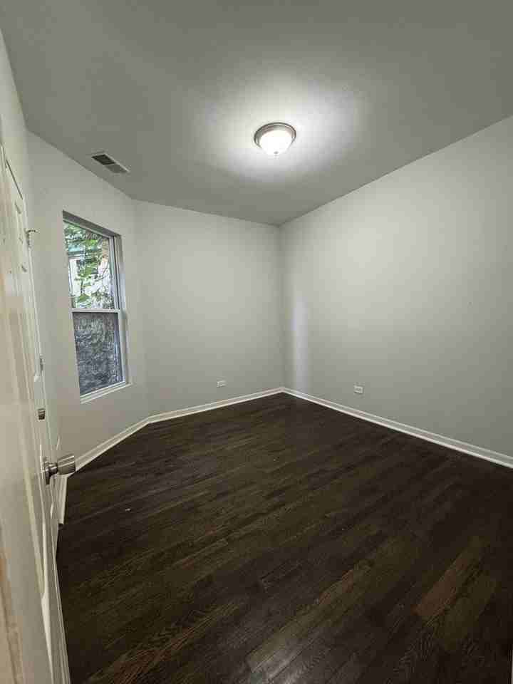 6130 S Rhodes Ave #2 - Photo 5 of 9