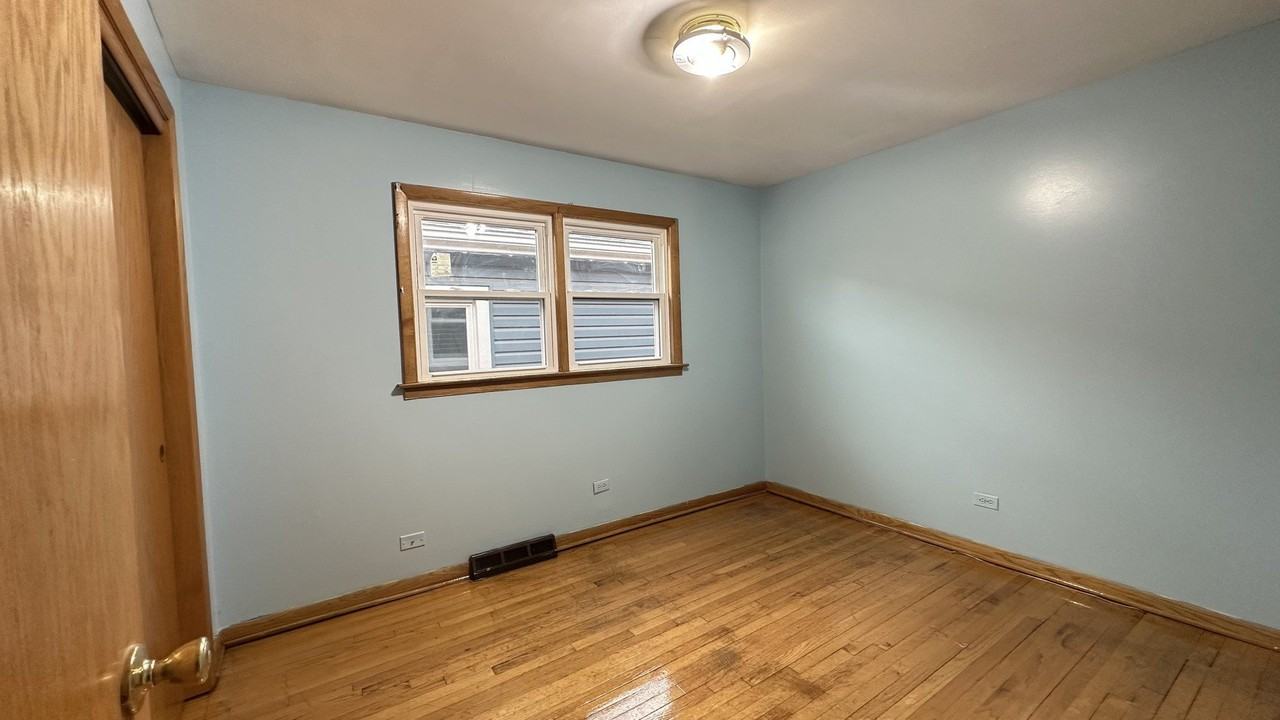 4819 W Winnemac Ave - Photo 5 of 19