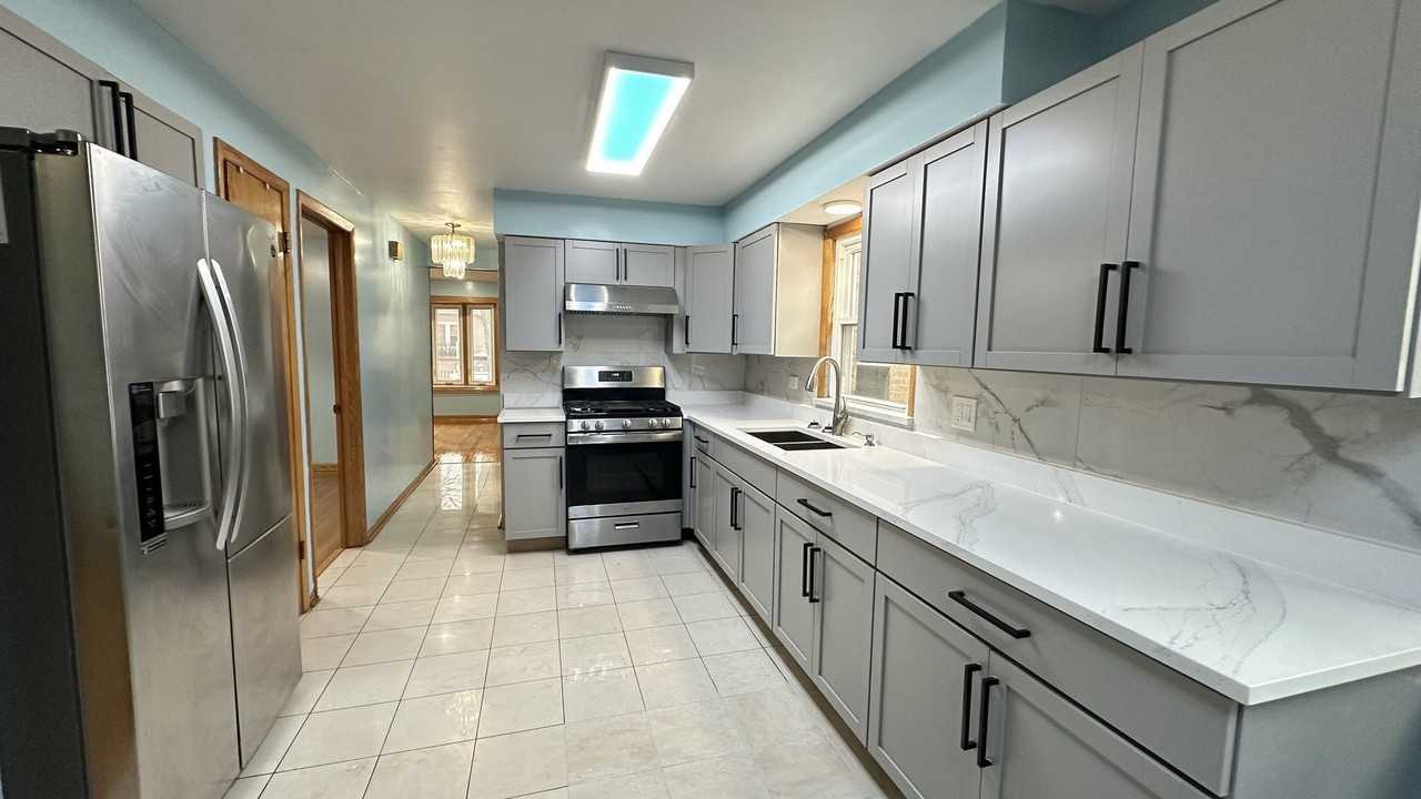 4819 W Winnemac Ave - Photo 7 of 19