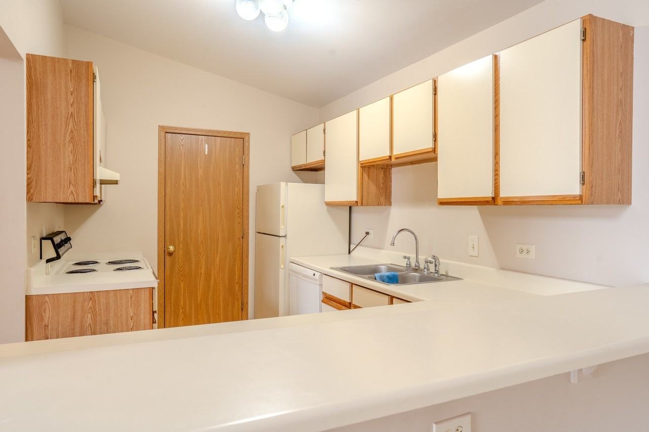 1345 Cunat Ct Apt 3d - Photo 3 of 9