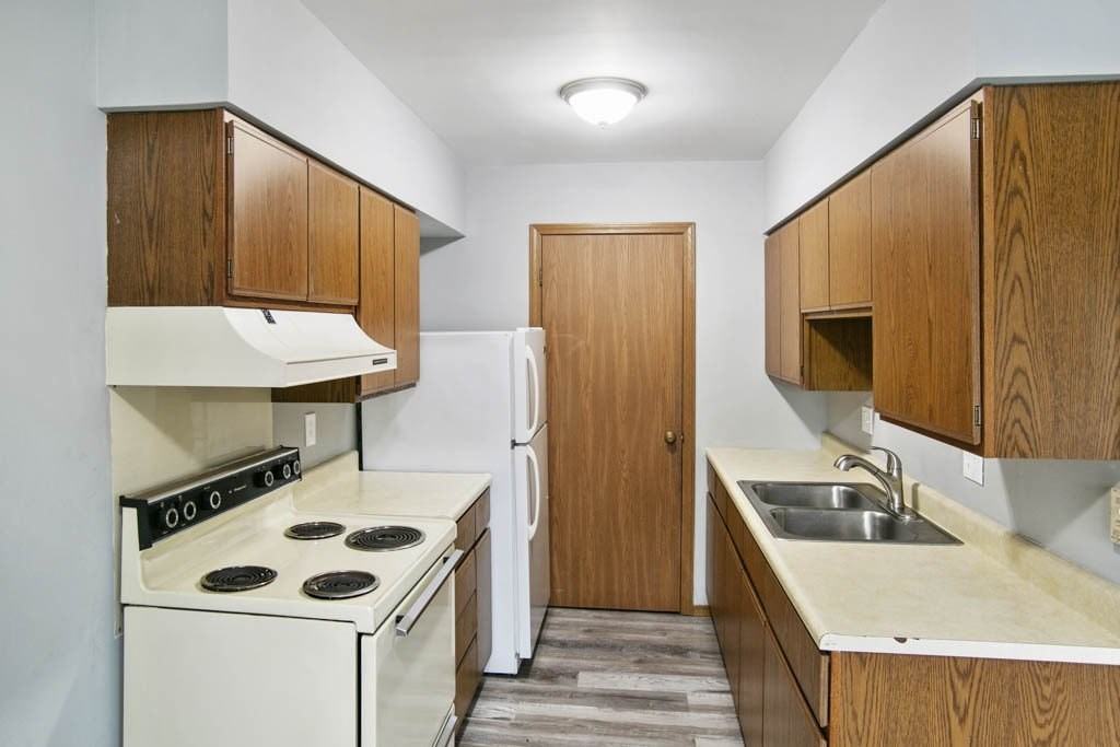 405 E Reed St Apt 13 - Photo 2 of 9