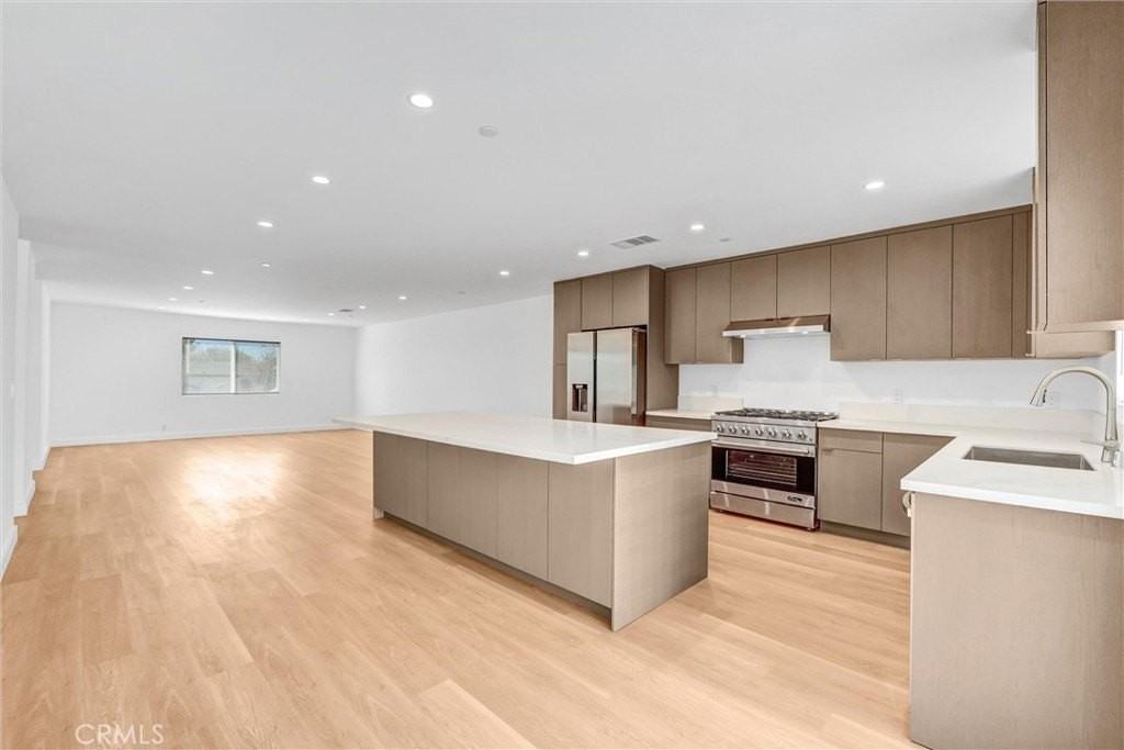 18225 Chatsworth St - Photo 7 of 35