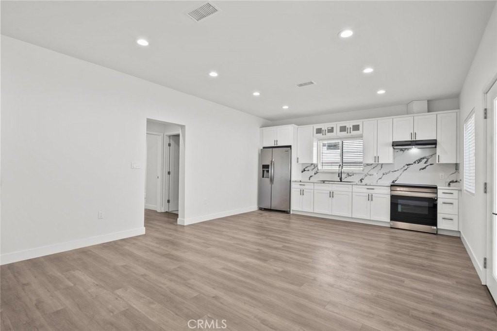 8443 Colbath Ave - Photo 4 of 20