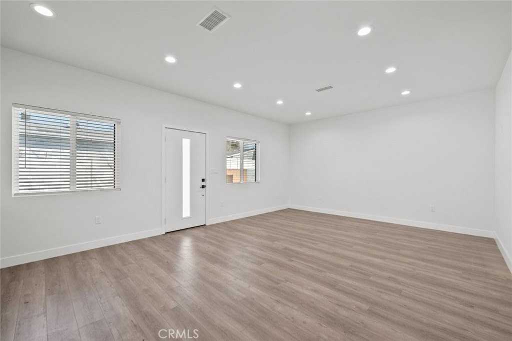 8443 Colbath Ave - Photo 5 of 20