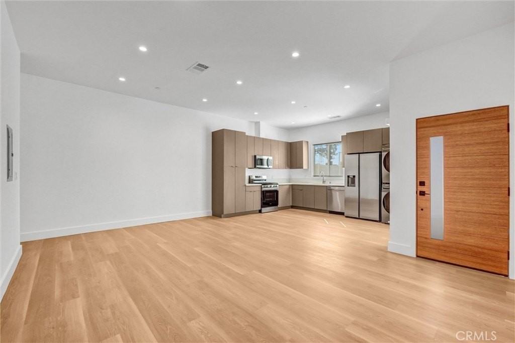 18223 Chatsworth St - Photo 4 of 19