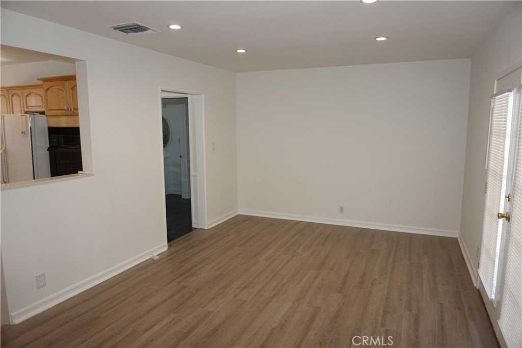 7633 Enfield Ave - Photo 5 of 21