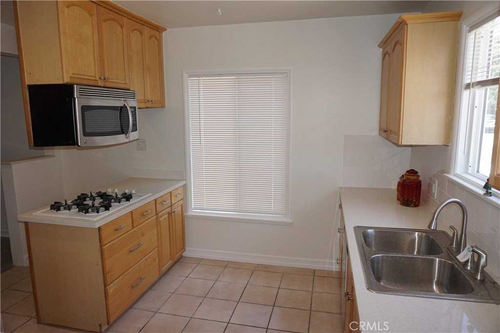 7633 Enfield Ave - Photo 6 of 21