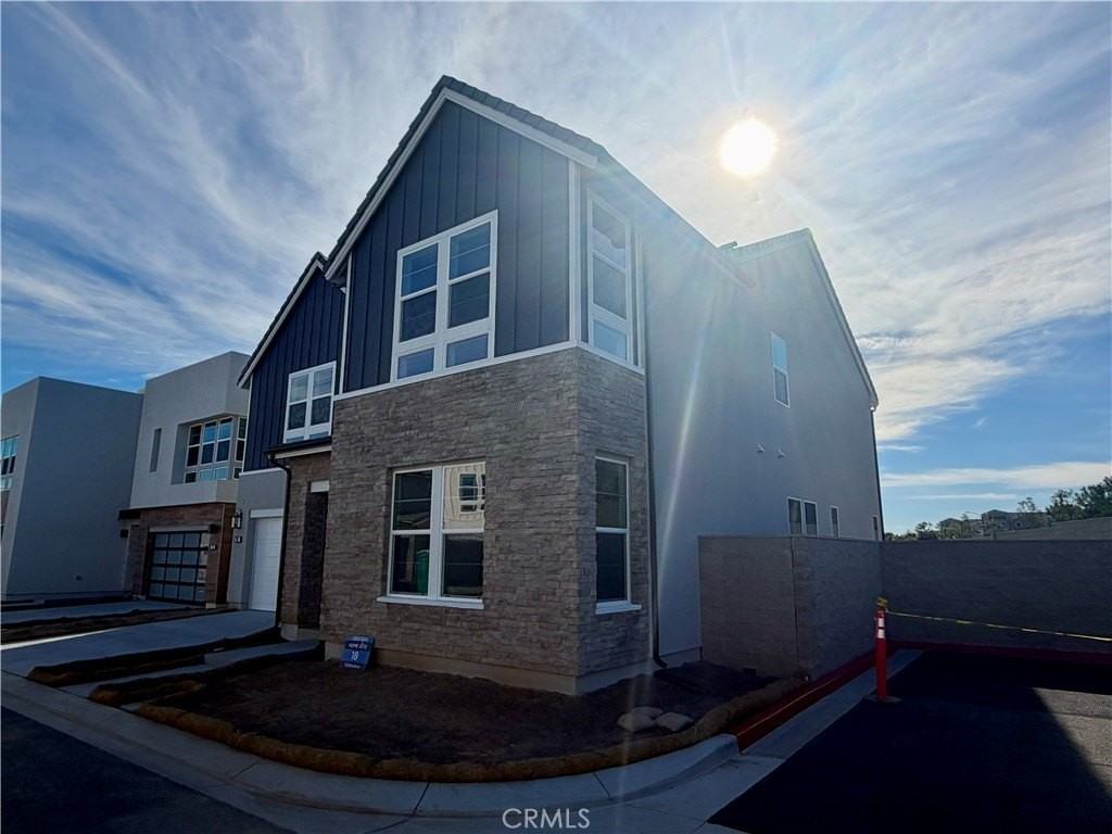 101 Chapman - Photo 2 of 42