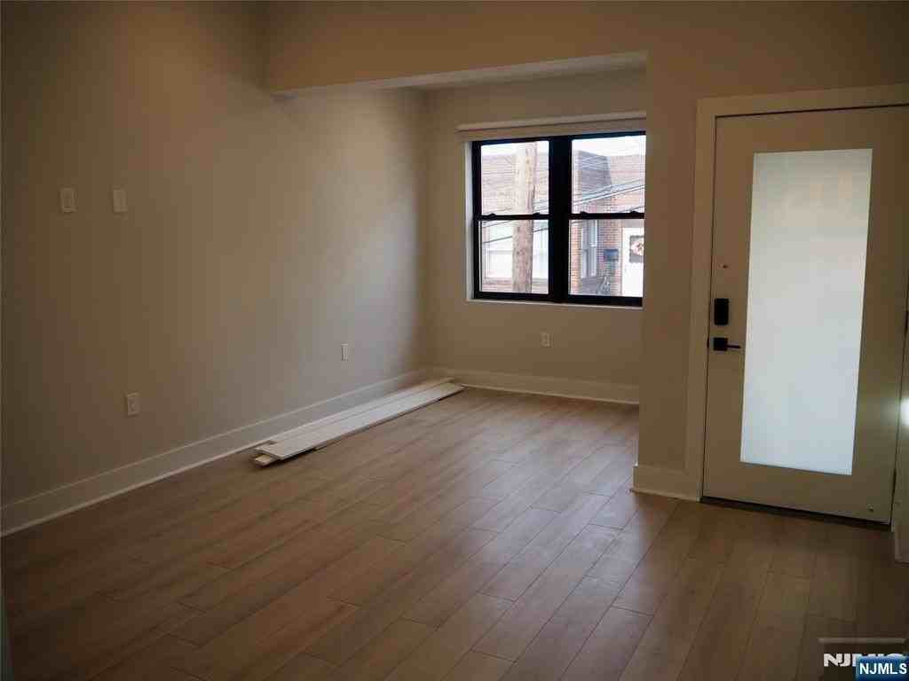 1205 Hillside Pl - Photo 4 of 21