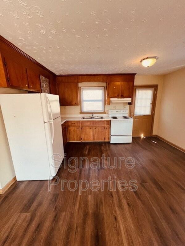 2249 Dellrose Dr #B - Photo 7 of 32