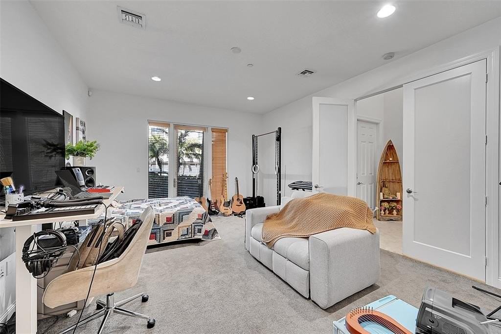 1614 Ne 9th St - Photo 4 of 42