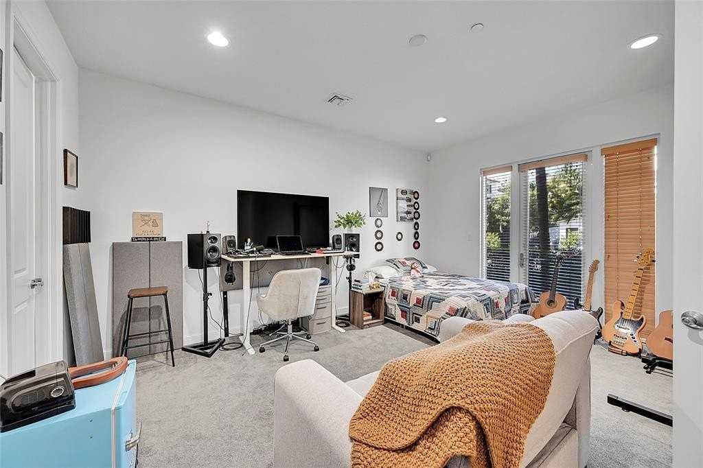 1614 Ne 9th St - Photo 5 of 42