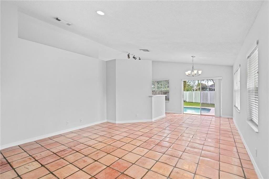 8260 Sw 44th Ct - Photo 7 of 39