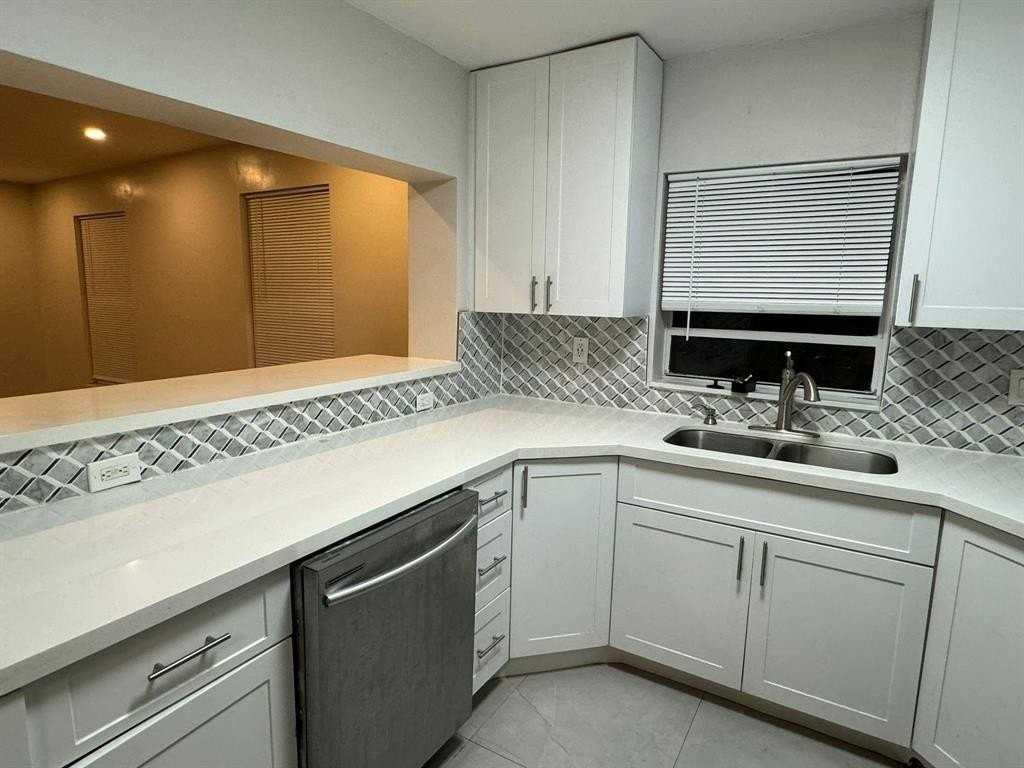 5141 Ne 4th Ave - Photo 4 of 37