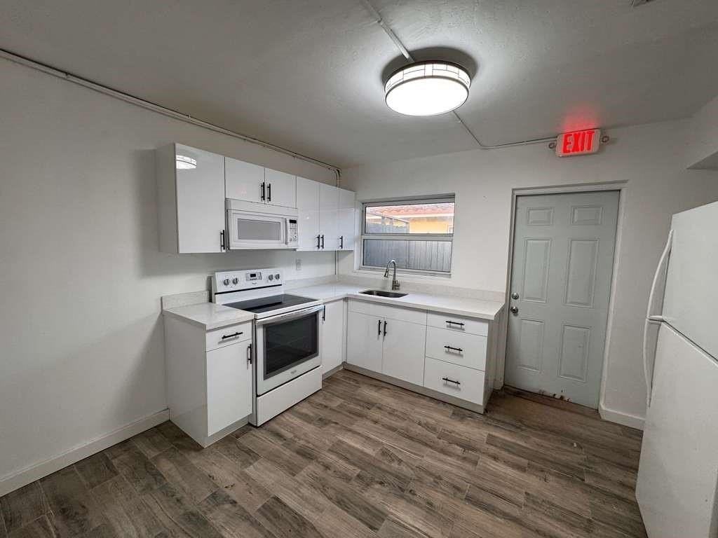 3350 Powerline Rd #2 - Photo 4 of 34