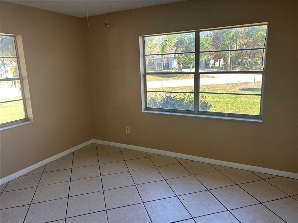 558 Fleming St - Photo 4 of 10