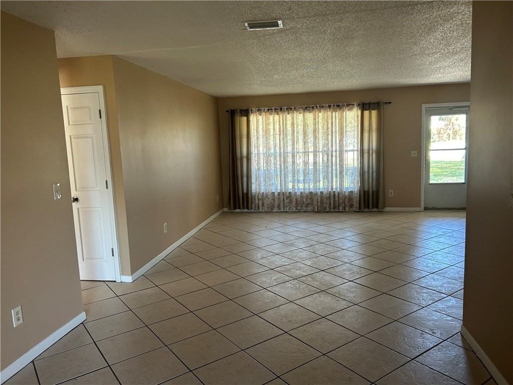 558 Fleming St - Photo 5 of 10